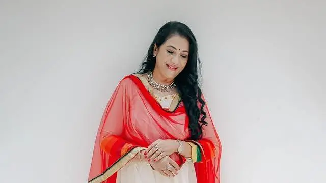 கடலோரக் கவிதைகள் படத்தில் ஒரு கிறிஸ்தவப் பெண்ணாக, ஜெனிஃபர் ஆசிரியர் பாத்திரத்தில் ரேகாவை அறிமுகம் செய்தார் இயக்குநர் பாரதிராஜா.