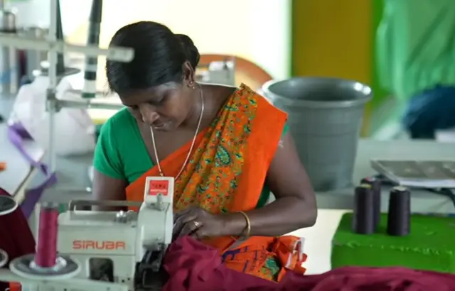 ‘ஒரு மணி நேரத்திற்கு ஒரு பேட்’: தகிக்கும் வெயிலில் ஜவுளி தொழிலாளர்கள் சந்திக்கும் மாதவிடாய் பிரச்னை – பிபிசி கள ஆய்வு