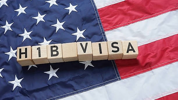H-1B விசா: “1 லட்சம் கட்டணம் விதிக்க ட்ரம்பிற்கு அதிகாரம் கிடையாது” – US நீதிமன்ற தீர்ப்பு