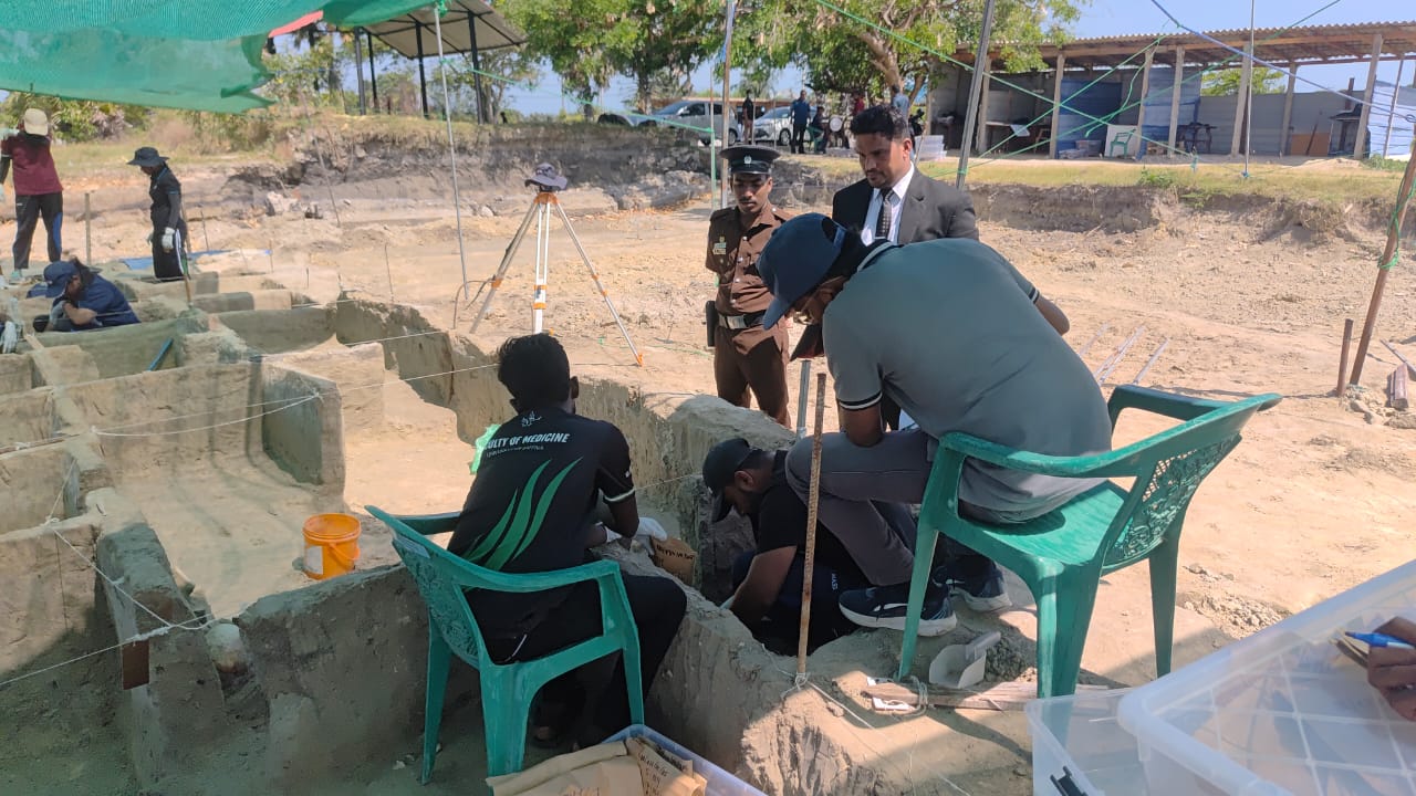 யாழ்ப்பாணம் செம்மணி மனித புதைகுழியில் இருந்து ஒரு குழந்தையின் என்புக்கூடும், நான்கு சிறுவர்களுடைய என்பு கூடுகள
