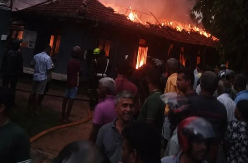 ஹொரண, அங்குருவத்தோட்டையில் உள்ள முதியோர் இல்லத்தில் நேற்றிரவு ஏற்பட்ட தீ விபத்தில் 11 பேர் உயிரிழந்துள்ளனர்.