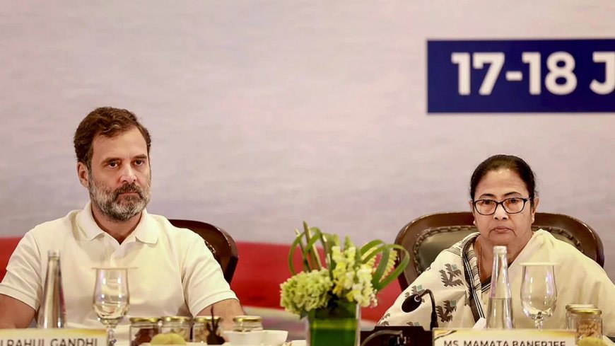திரிணாமுல் காங்கிரஸ் எம்.எல்.ஏக்கள் கட்சித்தாவலில் ஈடுபட்டதால், மொத்தக் கட்சியுமே காலியாகும் நிலை ஏற்பட்டுள்ளத