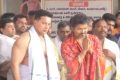 கர்நாடகாவில் உள்ள கொல்லூர் மூகாம்பிகை கோயிலில் தமிழக முதல்வர் விஜய் சாமி தரிசனம் செய்தார். அங்கு