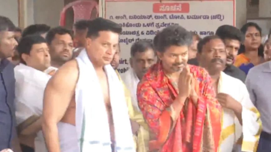 கர்நாடகாவில் உள்ள கொல்லூர் மூகாம்பிகை கோயிலில் தமிழக முதல்வர் விஜய் சாமி தரிசனம் செய்தார். அங்கு