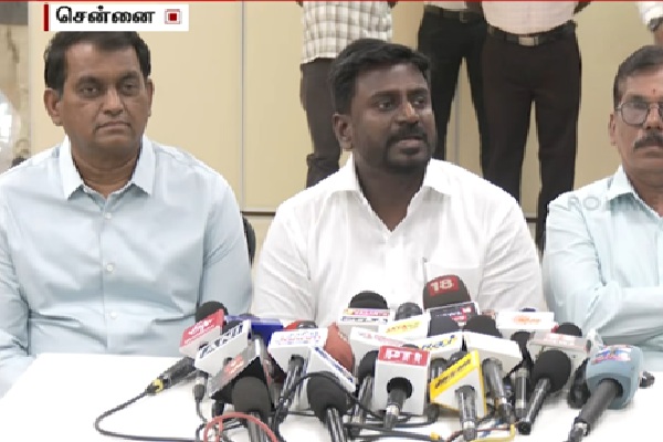 தமிழகத்தில் உள்ள பள்ளி வளாகங்களுக்குள் மாணவர்கள் மற்றும் எவரும் சாதிய, மத அடையாளங்களுடன் நுழைவதற்கு முற்றிலும்