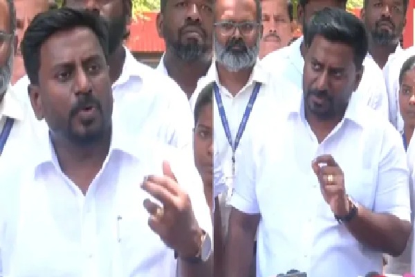 தமிழகத்தில் உள்ள பள்ளிகளில் மாணவ, மாணவிகள் விபூதி மற்றும் குங்குமம் அணிந்து வரத் தடை விதிக்கப்பட்டுள்ளதாகச்