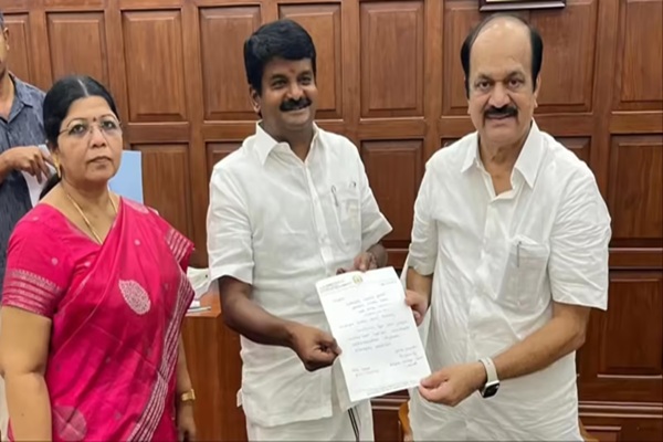 அதிமுக முன்னாள் அமைச்சரும், விராலிமலை தொகுதி சட்டமன்ற உறுப்பினருமான சி. விஜயபாஸ்கர் தனது பதவியை அதிரடியாக