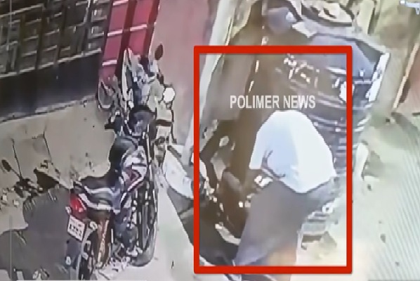 சென்னை அனகாபுத்தூர் பாலாஜி நகர் பகுதியில், அரசு தண்ணீர் தொட்டியின் குழாயை திமுக பிரமுகர் ஒருவர்