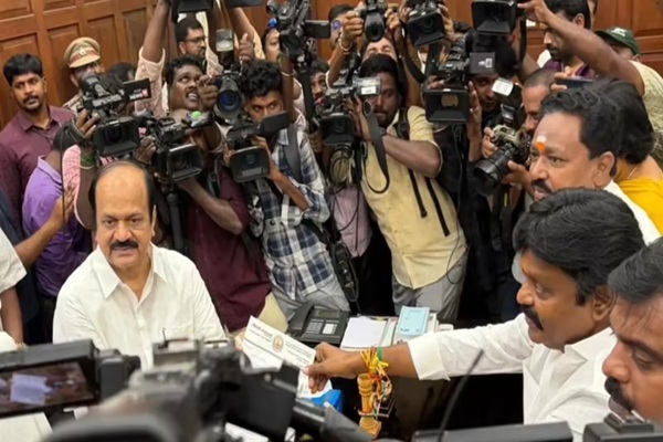 அதிமுக-வின் கொறடா உத்தரவை மீறி, தமிழக வெற்றிக் கழக அரசுக்கு ஆதரவாக வாக்களித்த அதிமுக எம்.எல்.ஏ-க்கள்