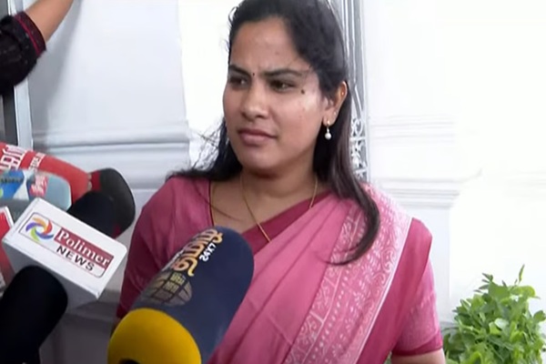 சென்னை புளியந்தோப்பு பகுதியில் உள்ள மாநகராட்சிப் பள்ளிக் கட்டிடத் திறப்பு விழாவில், தவெக எம்.எல்.ஏ பல்லவியை