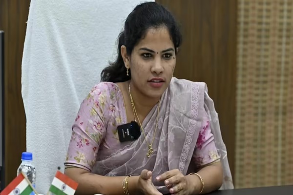 சென்னையில் அண்மையில் நடைபெற்ற அரசுப் பள்ளி நிகழ்ச்சி ஒன்றில், குத்துவிளக்கு ஏற்றுவது மற்றும் ரிப்பன் வெட்டுவது