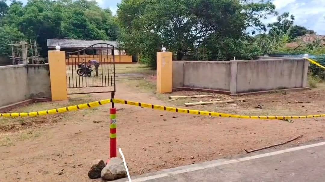 ஓமந்தை பகுதியிலுள்ள ஆலயத்தில் தாய் ஒருவர் மீது தாக்குதல் மேற்கொள்ளப்பட்டுள்ளதுடன், அவரது மகன் கத்திக்குத்துக்க