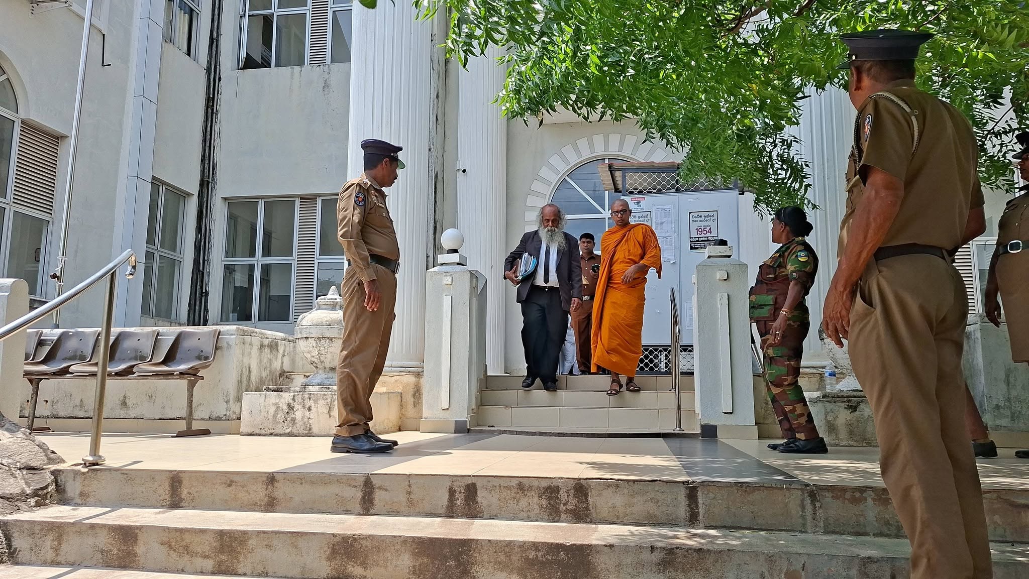 திருகோணமலை டச்பே கடற்கரைப் பகுதியில் மேற்கொள்ளப்பட்டதாகக் கூறப்படும் சட்டவிரோத கட்டுமானம் மற்றும் சர்ச்சைக்குர