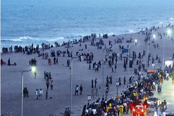 சென்னை மெரினா கடற்கரையில் சனிக்கிழமை இரவு தனது குடும்பத்தினருடன் வந்திருந்த 6 வயது சிறுமி ஒருவருக்கு,