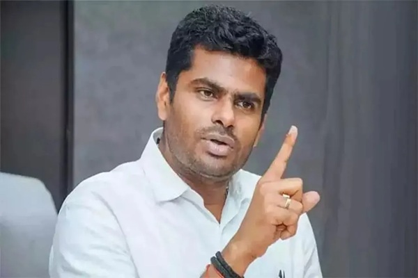 தமிழக அரசியல் களம் புதிய திருப்பங்களைச் சந்தித்து வரும் வேளையில், அண்மையில் புதிய அமைப்பைத் தொடங்கியுள்ள