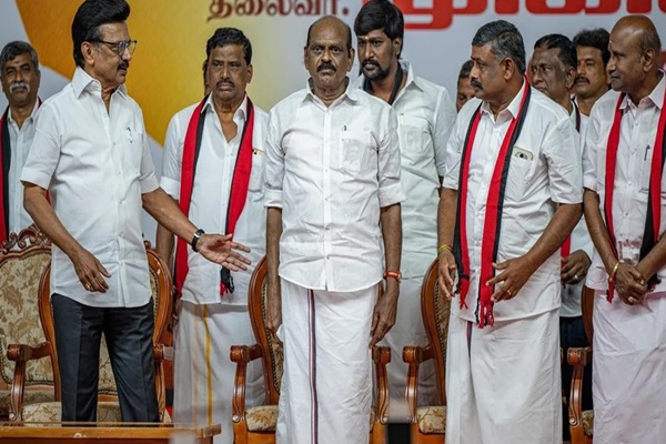 கடந்த அதிமுக ஆட்சிக் காலத்தில் வீட்டுவசதி மற்றும் நகர்ப்புற வளர்ச்சித் துறை அமைச்சராகப் பொறுப்பு வகித்த