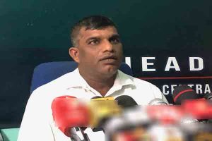 மட்டக்களப்பில் கையடக்க தொலைபேசியில் உரையாடிக் கொண்டு மோட்டார் சைக்கிளை செலுத்தி சென்ற ஒருவரிடம் போக்குவரத்து ப