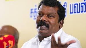 சென்னை மெரினா கடற்​கரை​யில் உள்ள கருணாநிதி நினை​விடத்​தில் தமிழக காங்​கிரஸ் தலை​வர் செல்​வப்​பெருந்​தகை நேற்று